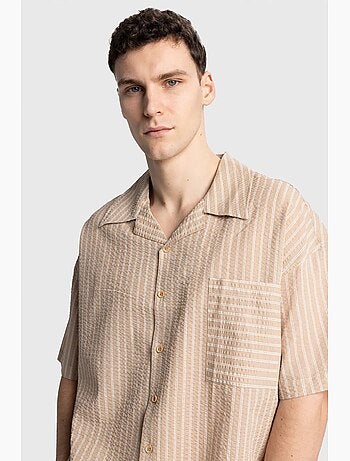 Camisa de manga corta con rayas texturizadas y bolsillo giesto