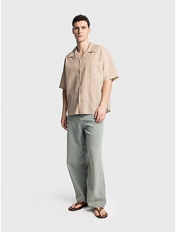 Camisa de manga corta con rayas texturizadas y bolsillo giesto