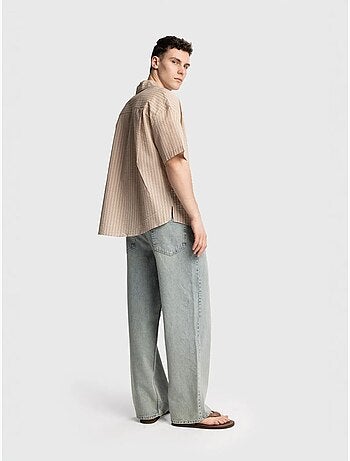 Camisa de manga corta con rayas texturizadas y bolsillo giesto