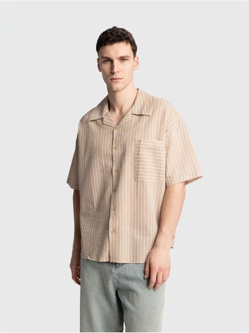 Camisa de manga corta con rayas texturizadas y bolsillo giesto - Kiabi Camisa de manga corta con rayas texturizadas y bolsillo giesto - Kiabi