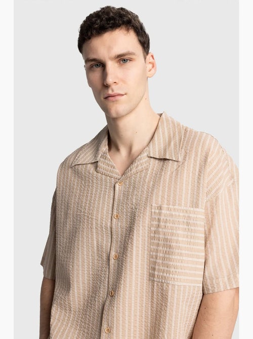 Camisa de manga corta con rayas texturizadas y bolsillo giesto - Kiabi Camisa de manga corta con rayas texturizadas y bolsillo giesto - Kiabi
