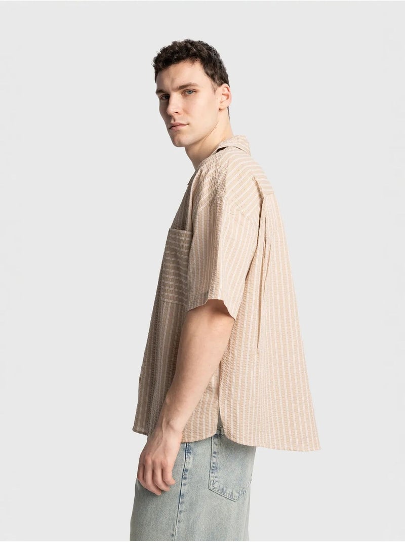 Camisa de manga corta con rayas texturizadas y bolsillo giesto Beige arcilla - Kiabi