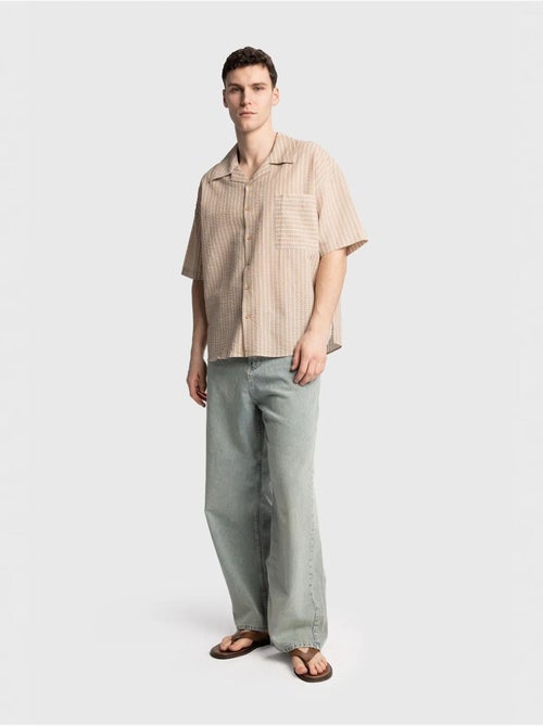 Camisa de manga corta con rayas texturizadas y bolsillo giesto - Kiabi Camisa de manga corta con rayas texturizadas y bolsillo giesto - Kiabi