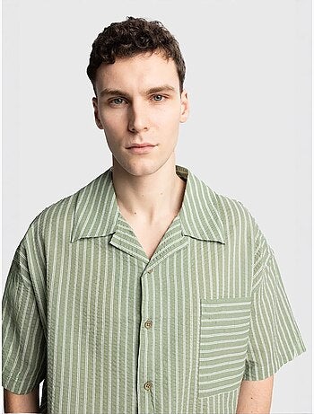 Camisa de manga corta con rayas texturizadas y bolsillo giesto