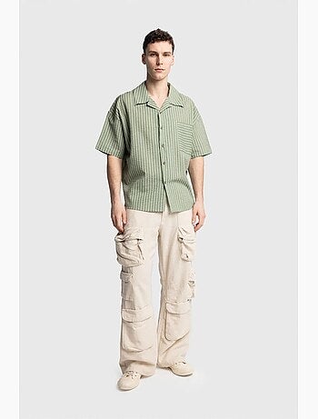 Camisa de manga corta con rayas texturizadas y bolsillo giesto