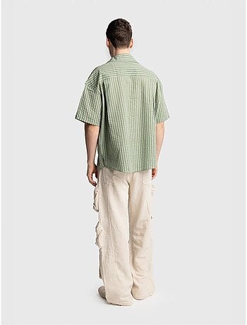Camisa de manga corta con rayas texturizadas y bolsillo giesto