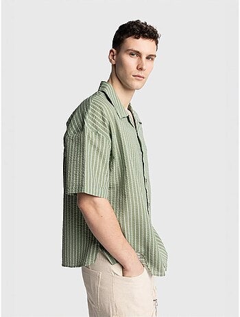 Camisa de manga corta con rayas texturizadas y bolsillo giesto