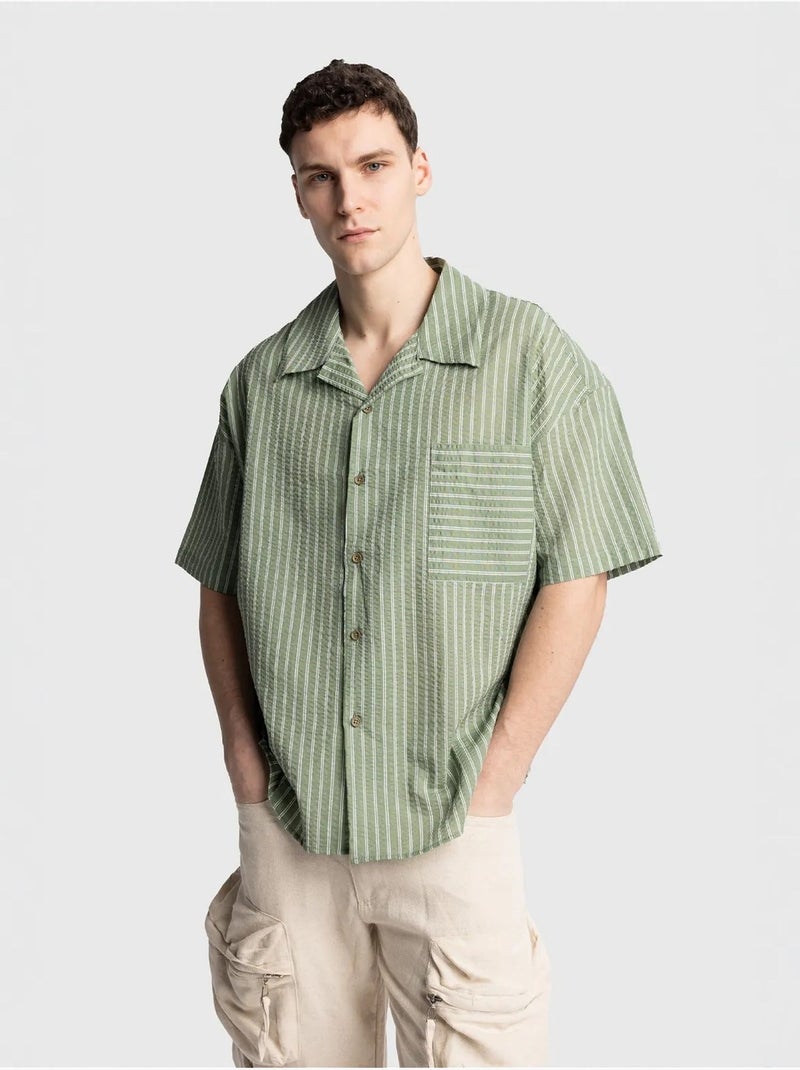 Camisa de manga corta con rayas texturizadas y bolsillo giesto Verde - Kiabi