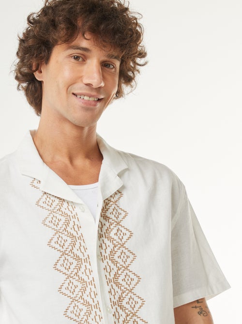 Camisa de manga corta de mezcla de lino con bordados - Kiabi