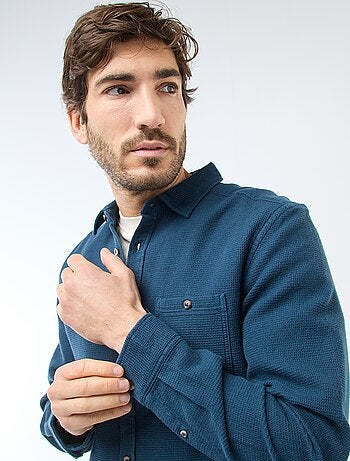 Camisa de manga larga en material gofrado