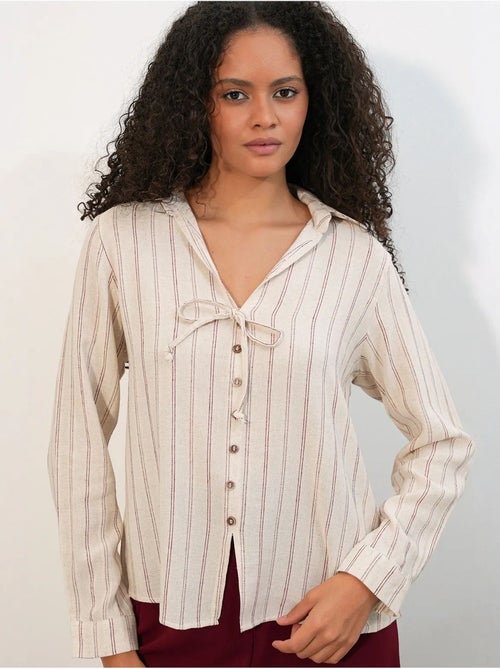 Camisa de mezcla de lino a rayas con detalle de lazada bdart - Kiabi Camisa de mezcla de lino a rayas con detalle de lazada bdart - Kiabi