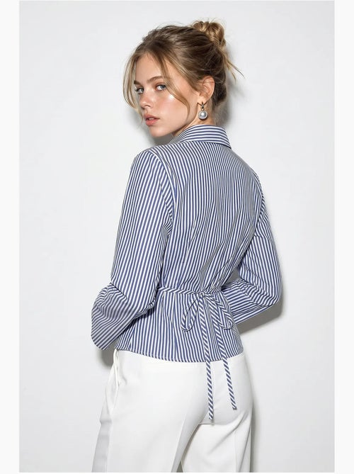 Camisa de popelina a rayas entallada con detalle de lazada lucci - Kiabi Camisa de popelina a rayas entallada con detalle de lazada lucci - Kiabi