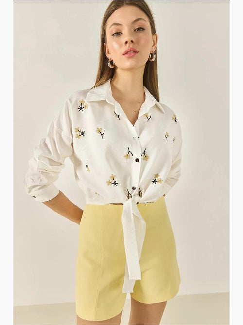 Camisa de popelina bordada con cierre de botones lucci - Kiabi Camisa de popelina bordada con cierre de botones lucci - Kiabi