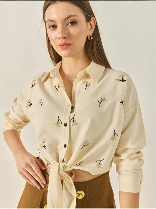 Camisa de popelina bordada con cierre de botones lucci - Kiabi Camisa de popelina bordada con cierre de botones lucci - Kiabi
