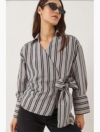 Camisa de popelina con cuello cruzado y lazo lateral a rayas lucci