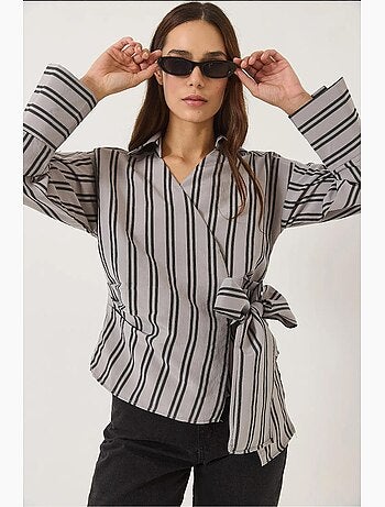 Camisa de popelina con cuello cruzado y lazo lateral a rayas lucci
