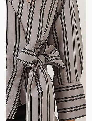 Camisa de popelina con cuello cruzado y lazo lateral a rayas lucci