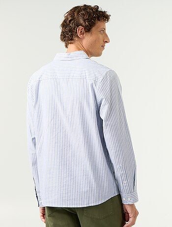 Camisa de rayas con cuello abotonado