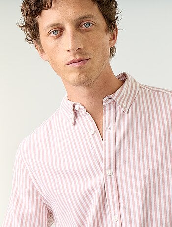 Camisa de rayas con cuello abotonado