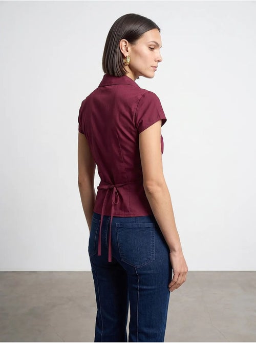 Camisa entallada de popelina de algodón con detalle de lazada dilvin - Kiabi Camisa entallada de popelina de algodón con detalle de lazada dilvin - Kiabi