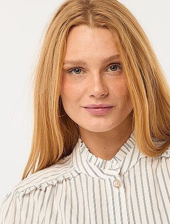 Camisa estampada con botón decorativo en el cuello