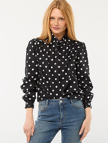 Camisa estampada con botón decorativo en el cuello