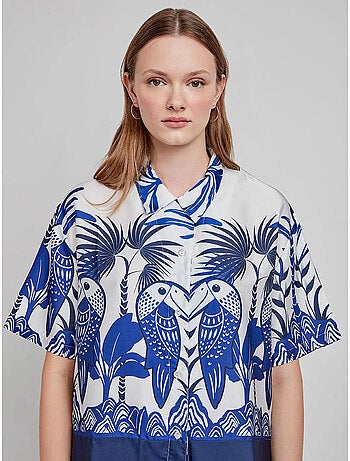 Camisa estampado tropical, botones y manga corta, de satén