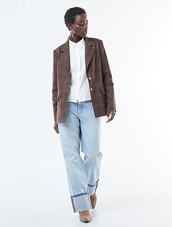 Camisa fluida con detalles originales en los bordes de la tapeta de botones