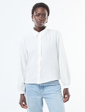 Camisa fluida con detalles originales en los bordes de la tapeta de botones
