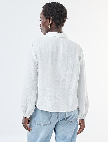 Camisa fluida con detalles originales en los bordes de la tapeta de botones