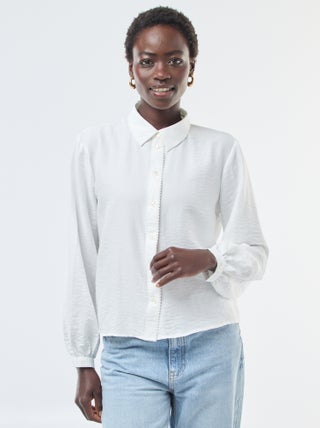 Camisa fluida con detalles originales en los bordes de la tapeta de botones