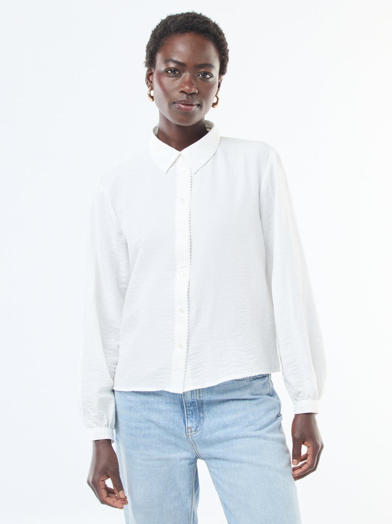 Camisa fluida con detalles originales en los bordes de la tapeta de botones Blanco - Kiabi