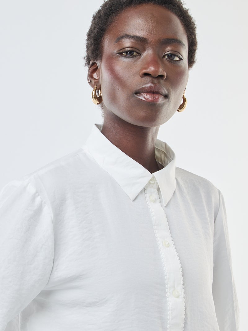 Camisa fluida con detalles originales en los bordes de la tapeta de botones Blanco - Kiabi