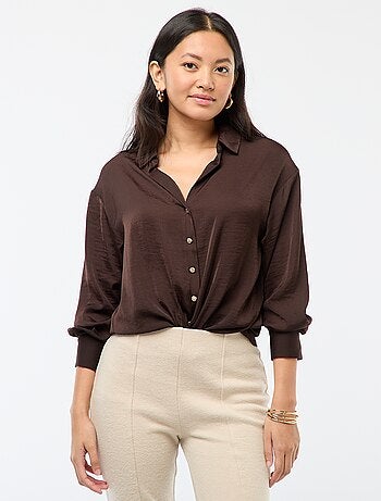 Camisa fluida satinada con botones dorados