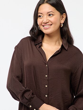 Camisa fluida satinada con botones dorados
