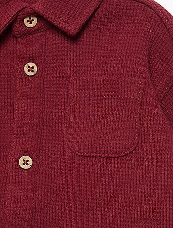 Camisa gofrada con cuello de puntas libres y bolsillo en el pecho