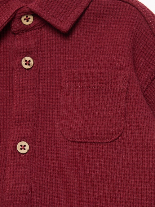 Camisa gofrada con cuello de puntas libres y bolsillo en el pecho - Kiabi