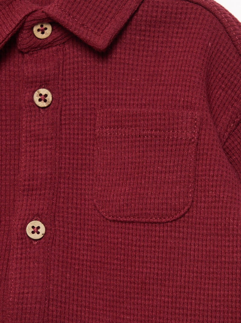 Camisa gofrada con cuello de puntas libres y bolsillo en el pecho Rojo - Kiabi