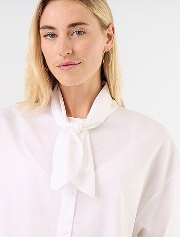 Camisa holgada de manga larga y cuello anudado
