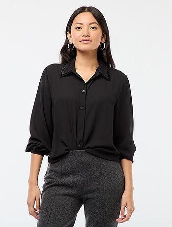 Camisa lisa con cuello de lentejuelas