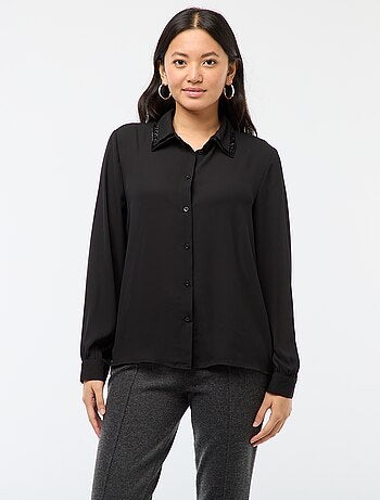 Camisa lisa con cuello de lentejuelas