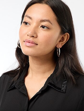 Camisa lisa con cuello de lentejuelas
