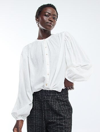 camisa lisa con mangas largas abullonadas