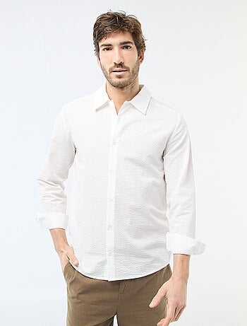 Camisa lisa con textura gofrada