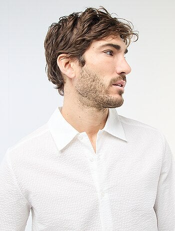 Camisa lisa con textura gofrada