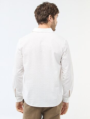 Camisa lisa con textura gofrada