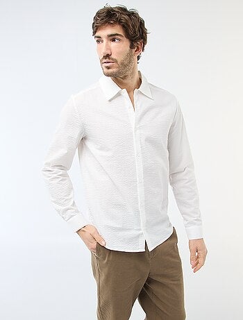 Camisa lisa con textura gofrada