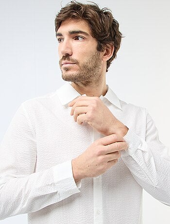 Camisa lisa con textura gofrada