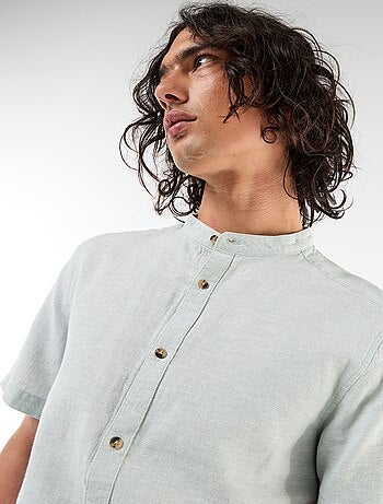 Camisa lisa de manga corta y cuello mao en mezcla de lino