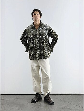 Camisa oversize con cuadros texturizados y bolsillo giesto